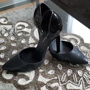 Black Pumps